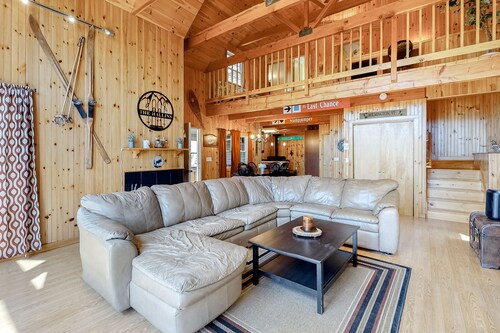 Mountain view home with WiFi, firepit, & fireplace - direct access to Vast trail