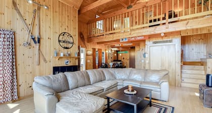 Mountain view home with WiFi, firepit, & fireplace - direct access to Vast trail