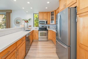 Refrigerador, microondas, horno y parrilla de estufa 