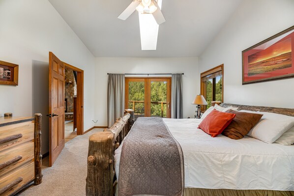 5 bedrooms, iron/ironing board, Internet, bed sheets - Multi-level house in secluded location near Deadwood w/private hot tub & WiFi (Sturgis)