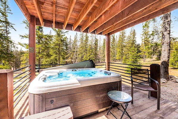 Outdoor spa tub