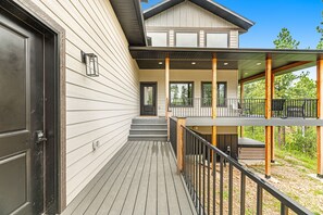 Terrace/patio - Bright and spacious home in the Black Hills w/decks, private hot tub (Sturgis)