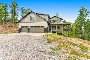 Exterior - Bright and spacious home in the Black Hills w/decks, private hot tub (Sturgis)