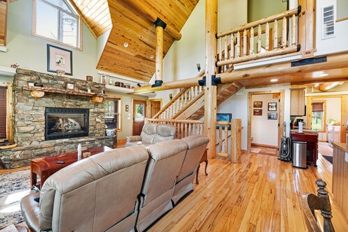 Log cabin with private hot tub, fireplaces, decks & game room - near golf course