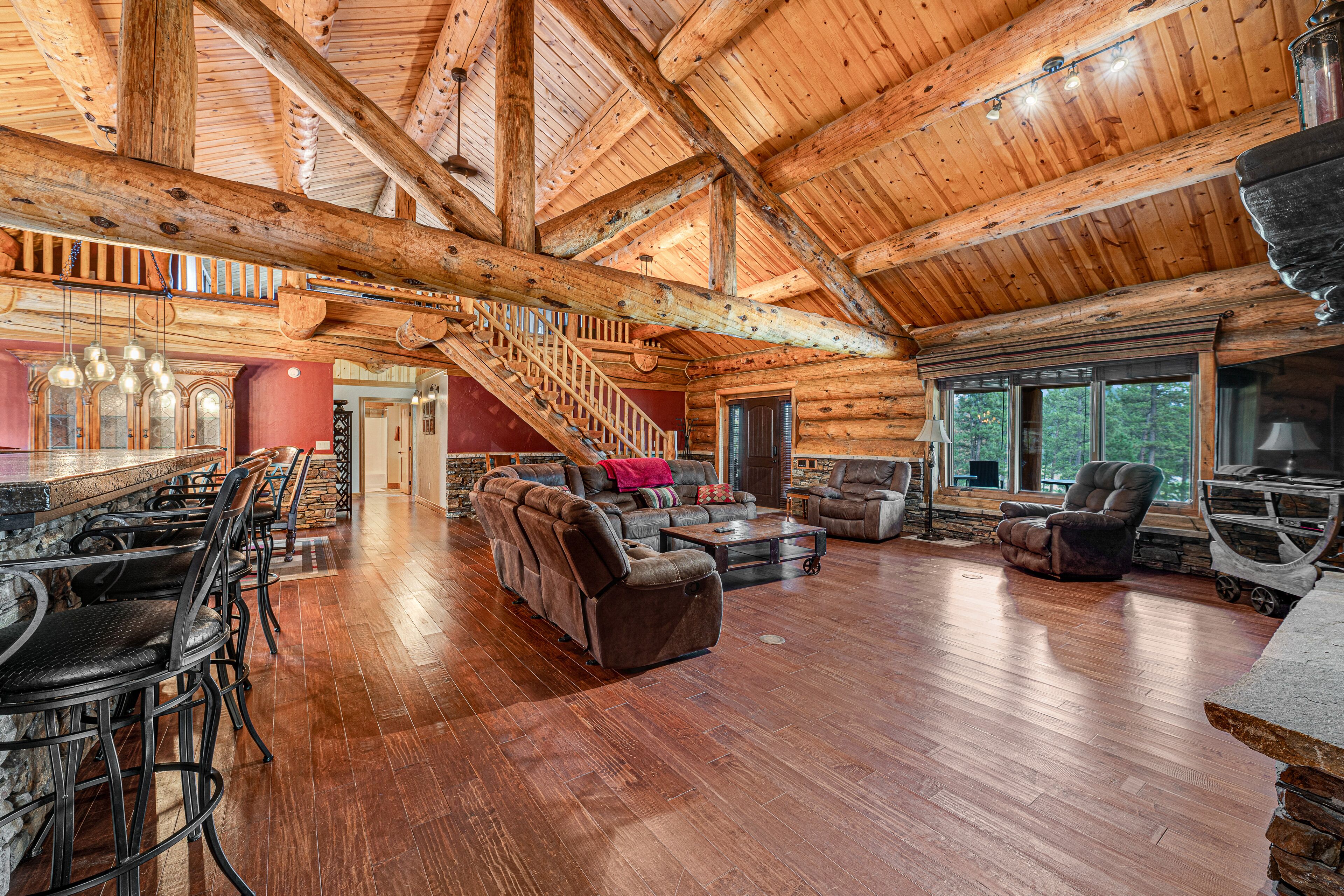 Atmospheric log lodge with firepits & ping-pong