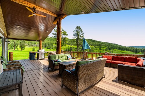 Fantastic and secluded house with two lofts, balcony, & swing set - near hiking