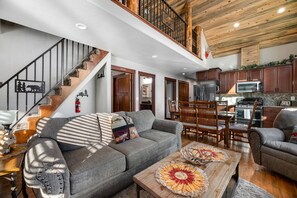 Televisión, chimenea, reproductor de DVD y tenis de mesa 