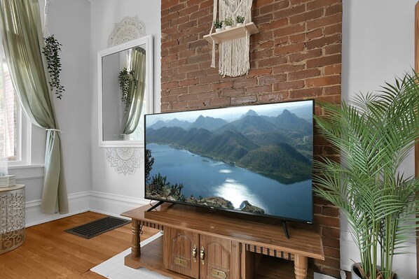 Interior - Modern Boho🪴Style 1BR Near DT on Historic Street (Columbus)