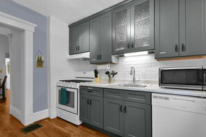 Fridge, microwave, oven, stovetop - Modern Boho🪴Style 1BR Near DT on Historic Street (Columbus)
