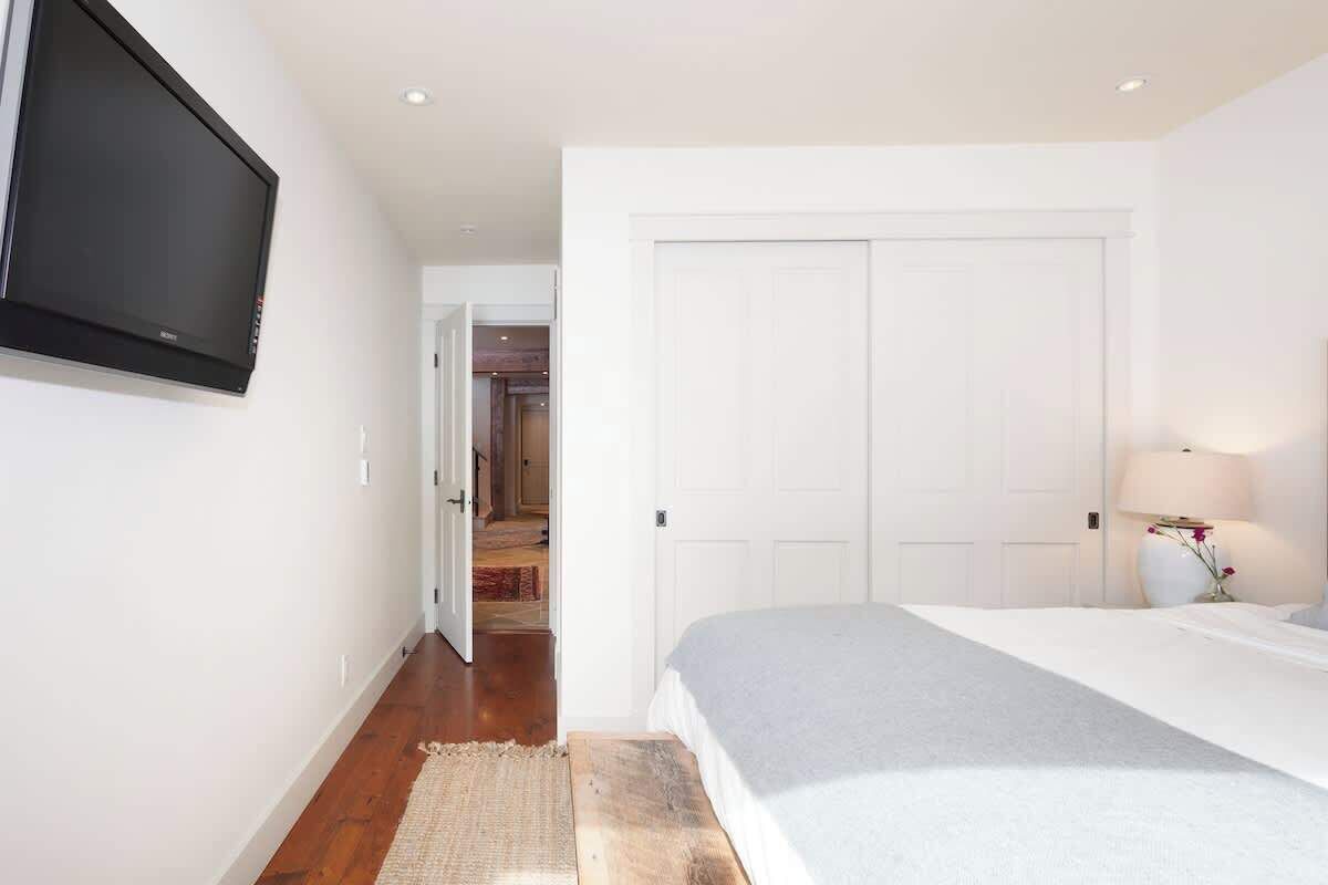 6 bedrooms, iron/ironing board, free WiFi, bed sheets