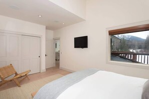 6 bedrooms, iron/ironing board, free WiFi, bed sheets