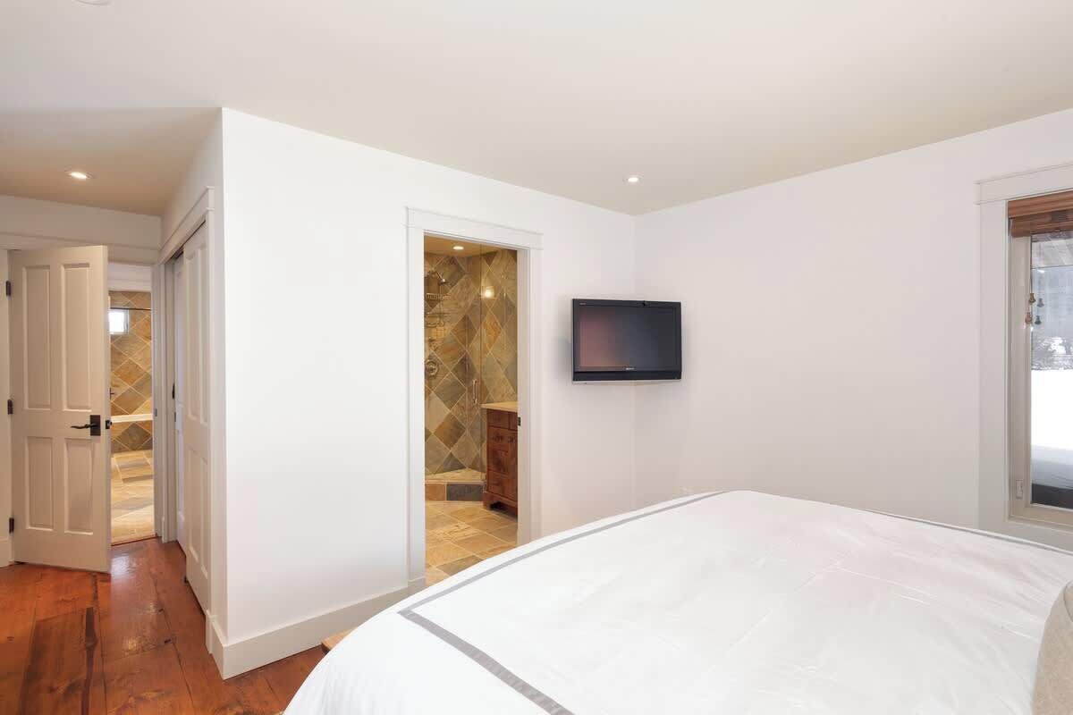 6 bedrooms, iron/ironing board, free WiFi, bed sheets