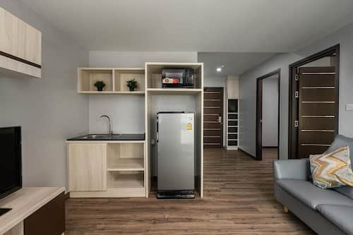 Family Room | Minibar, in-room safe, desk, free WiFi