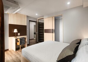 Camera familiare | Minibar, una cassaforte in camera, una scrivania, Wi-Fi gratuito