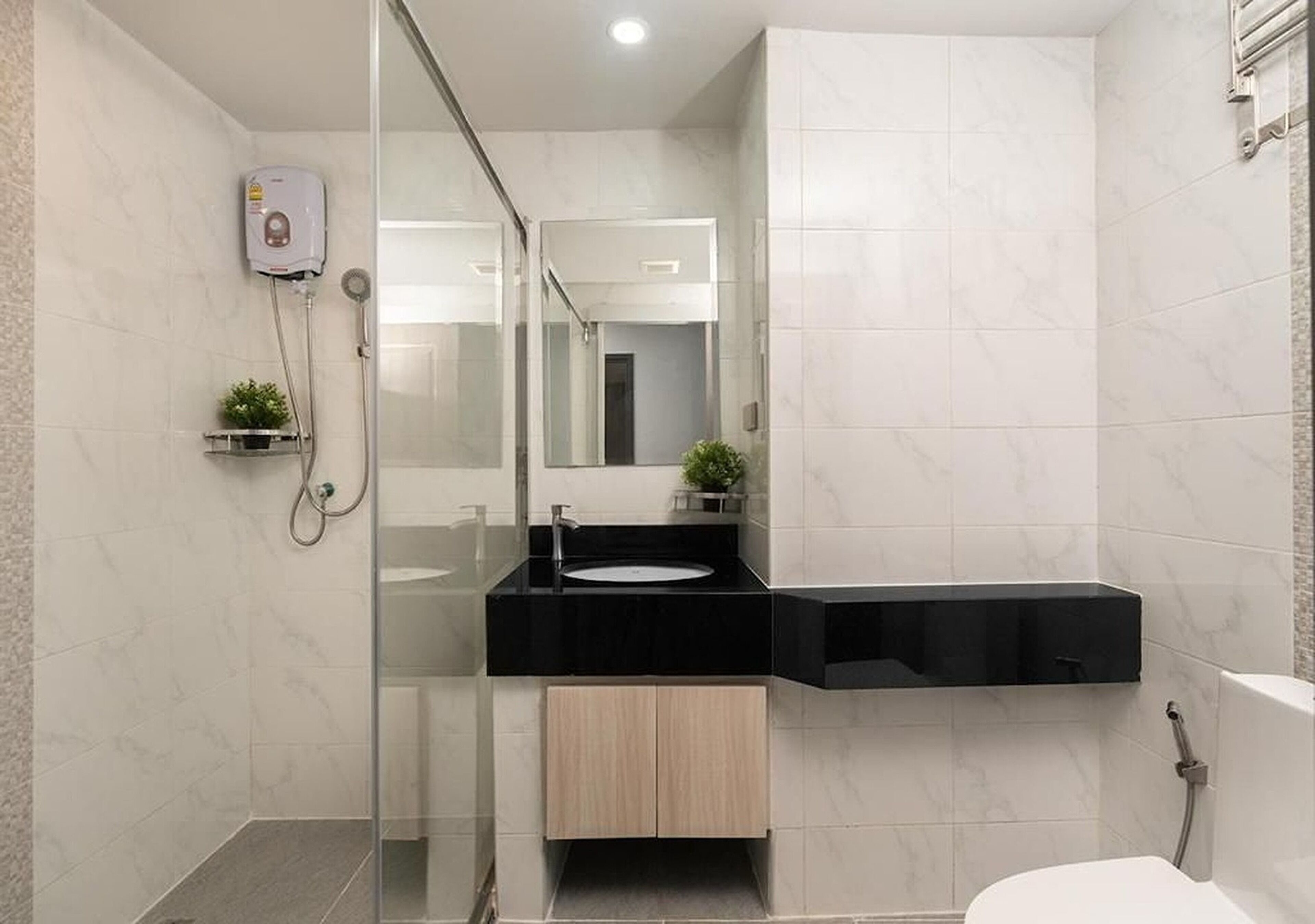 Habitació familiar | Bany | Dutxa, capçal de dutxa tipus cascada i articles de tocador gratuïts 