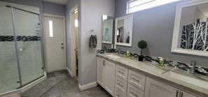 Shower, hair dryer, towels, soap - K - Fully remodeled and professionally decorated (Las Vegas)