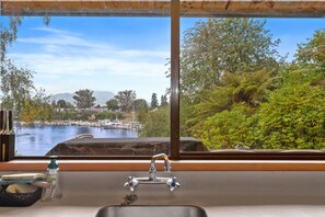 Una cocina con vistas a un puerto deportivo y colinas.