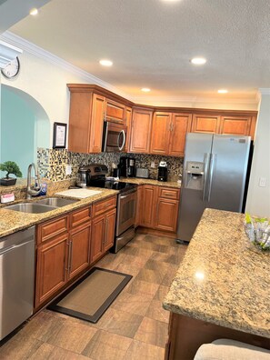 Frigorifero, microonde, forno, piano cottura