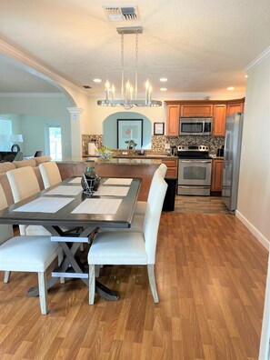 Dining - Cozy Friendly Family Oriented 3 Bedroom Home, mins from Clearwater Beach (Clearwater)