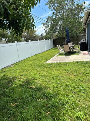 Outdoor dining - Cozy Friendly Family Oriented 3 Bedroom Home, mins from Clearwater Beach (Clearwater)