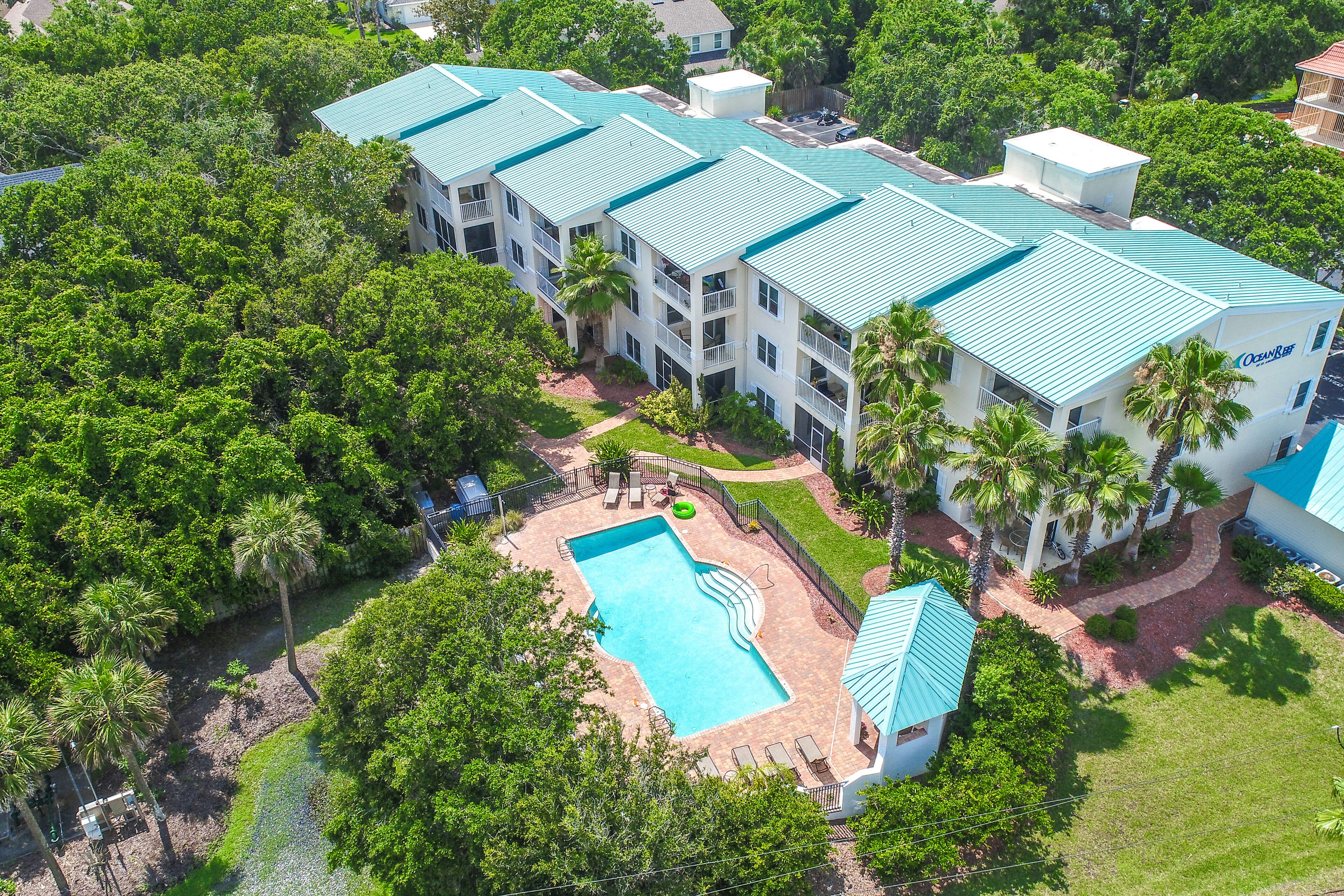 Beautiful and spacious condo close to the beach w/shared pool