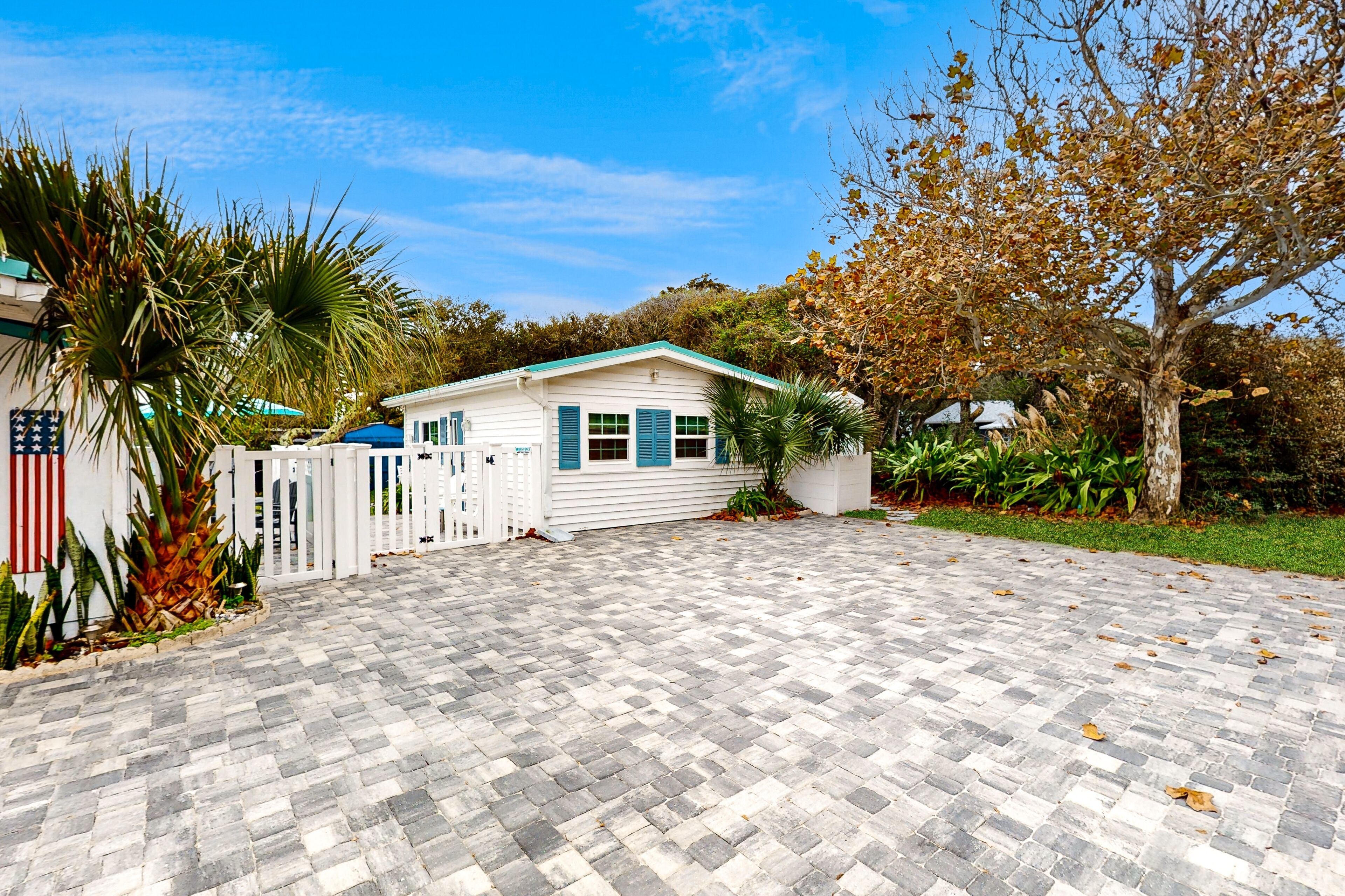 Dog-friendly cottage with fenced yard, W/D - walk to the beach & fishing spots