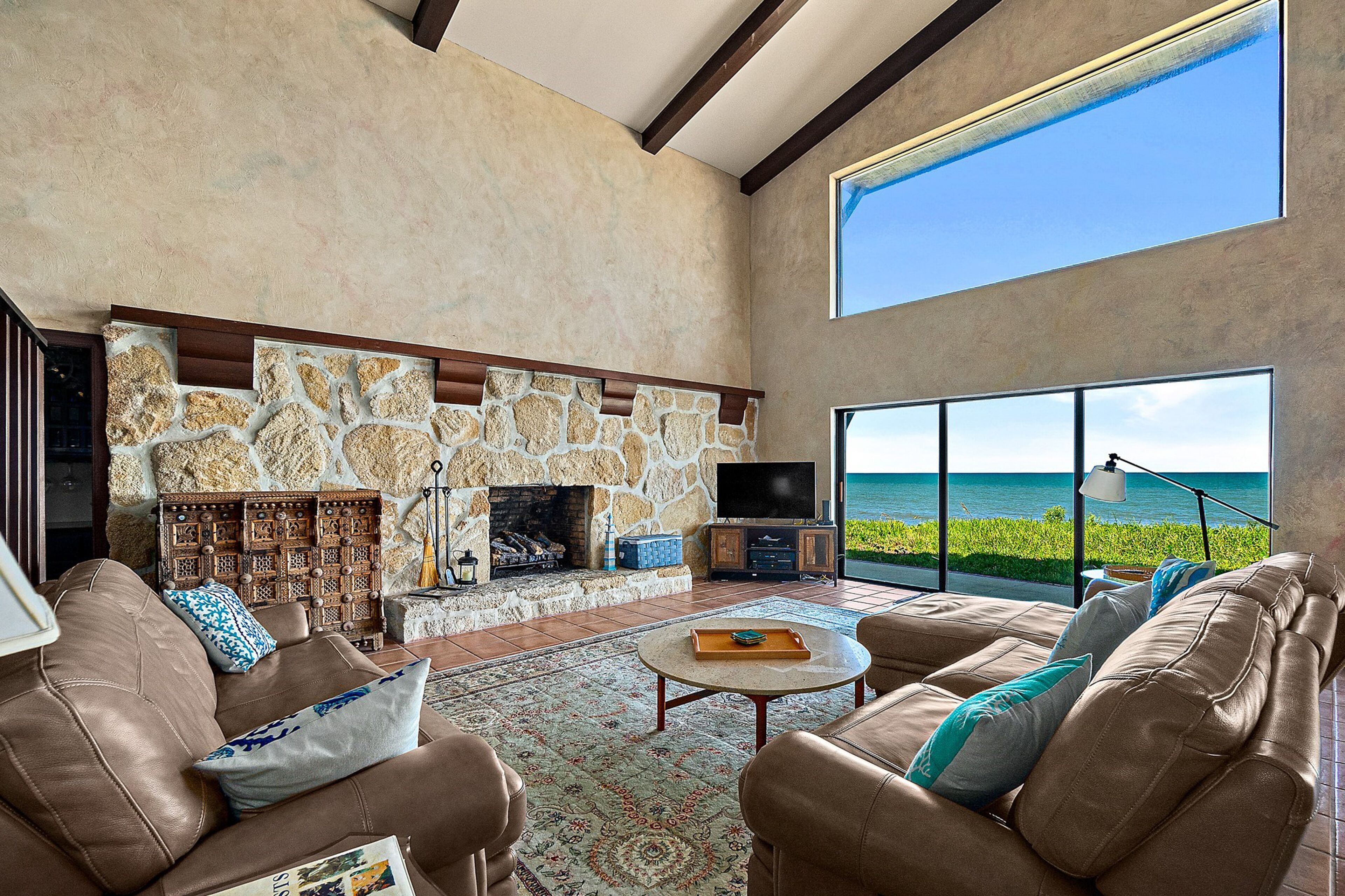 Spacious seaside oceanfront home w/private outdoor pool, gas grill, great views