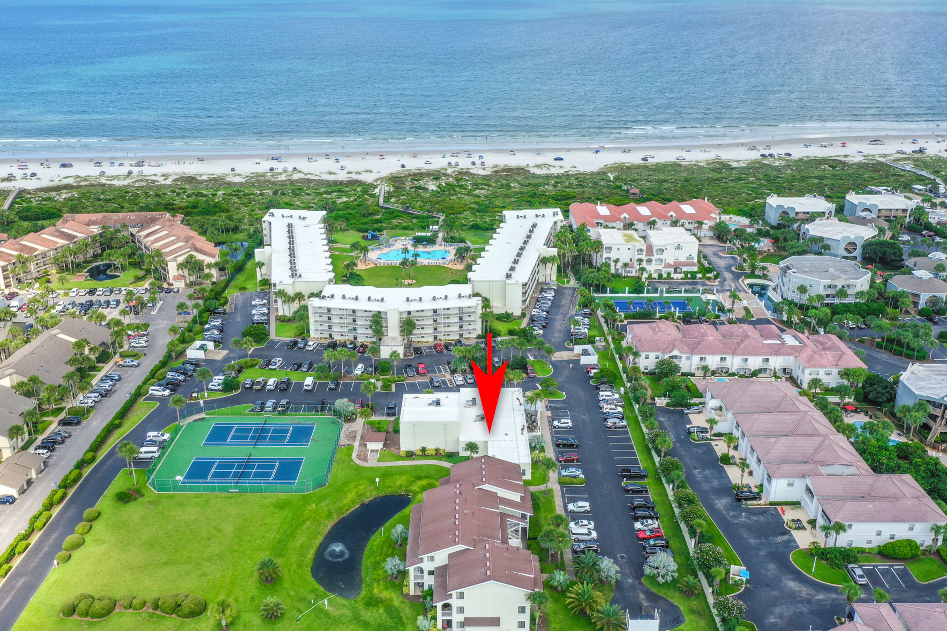 Garden-level condo with patio, 2 pools, gym, tennis & sauna - steps to the beach