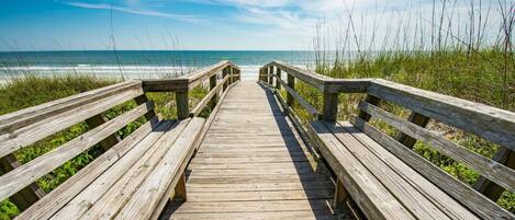 Nær stranden, strandhåndklær og motorbåtkjøring