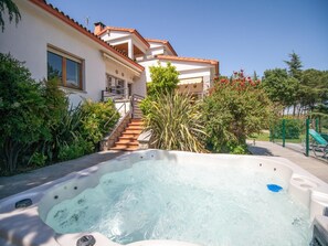 Outdoor spa tub - Large 7 Bedrms villa in Spain, near Barcelona &15min beaches Private pool (sils)