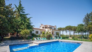 Una piscina rectangular d'aigua cristal·lina i blava, envoltada per un sòl de formigó.