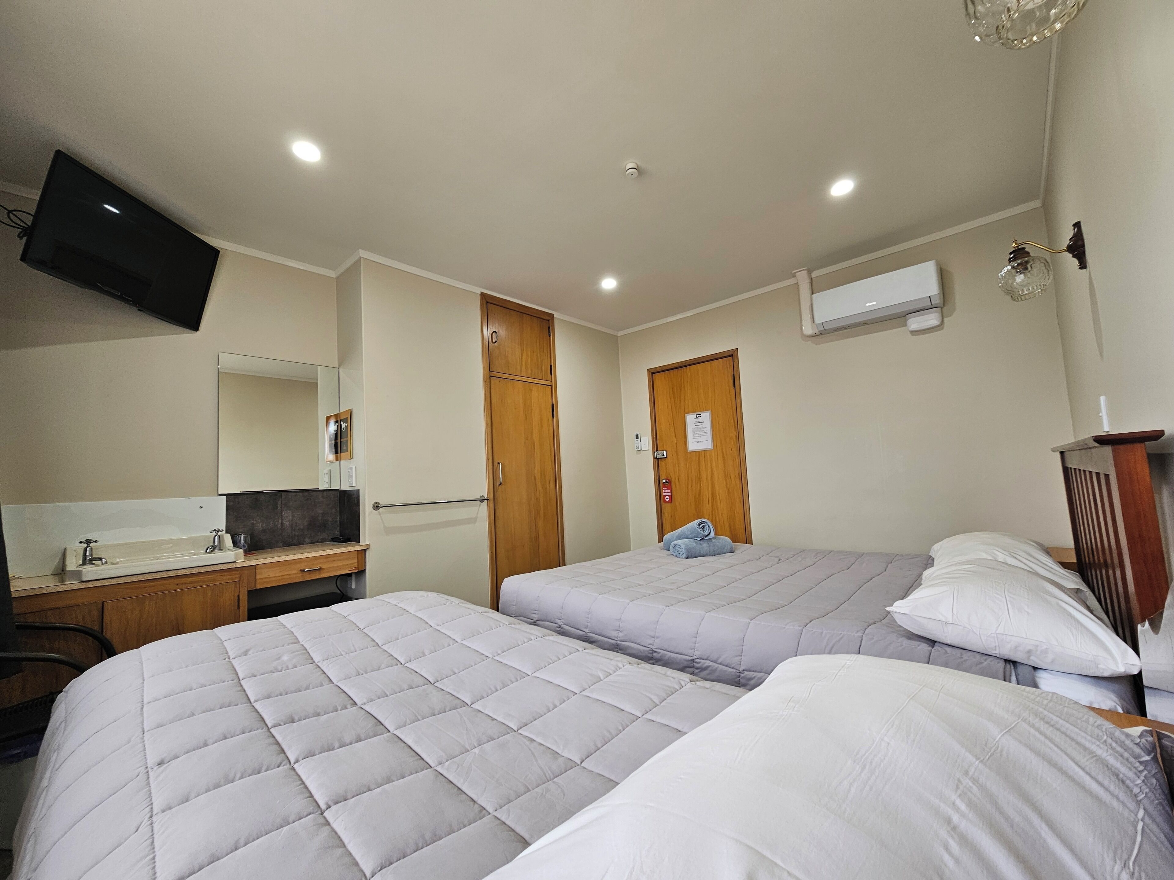 Kamar Triple Basic, 1 kamar tidur, kamar mandi umum | Dilengkapi dengan perabotan berbeda-beda dan ruang kerja ramah laptop