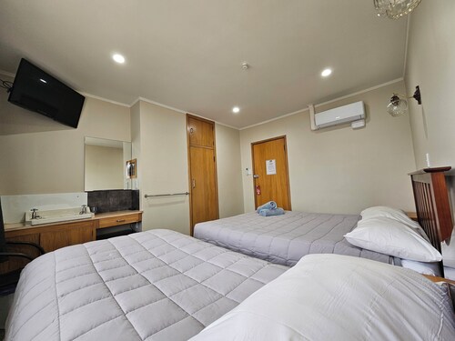 White Horse Inn Restaurant & Motel