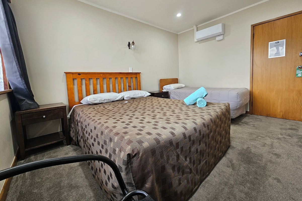 Basic Triple Room, 1 Bedroom, Shared Bathroom | Ruang kerja komputer riba, Wi-fi percuma 