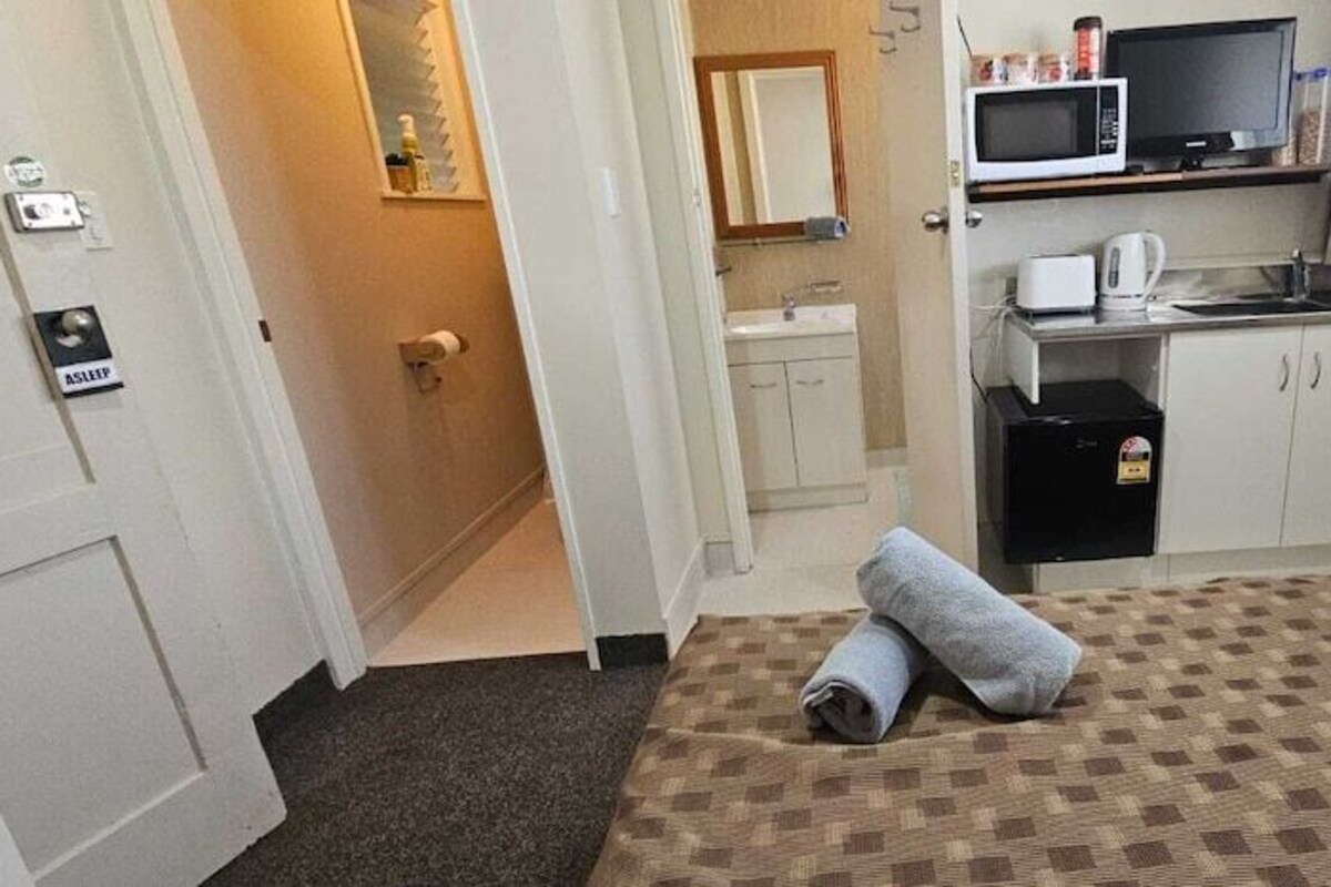 Laptop workspace, free WiFi, individually furnished, bed sheets