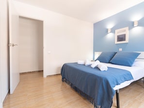 3 bedrooms, internet, bed sheets