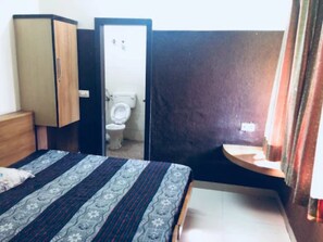 Deluxe Double Room, 1 King Bed, Non Smoking, City View | Free WiFi, bed sheets