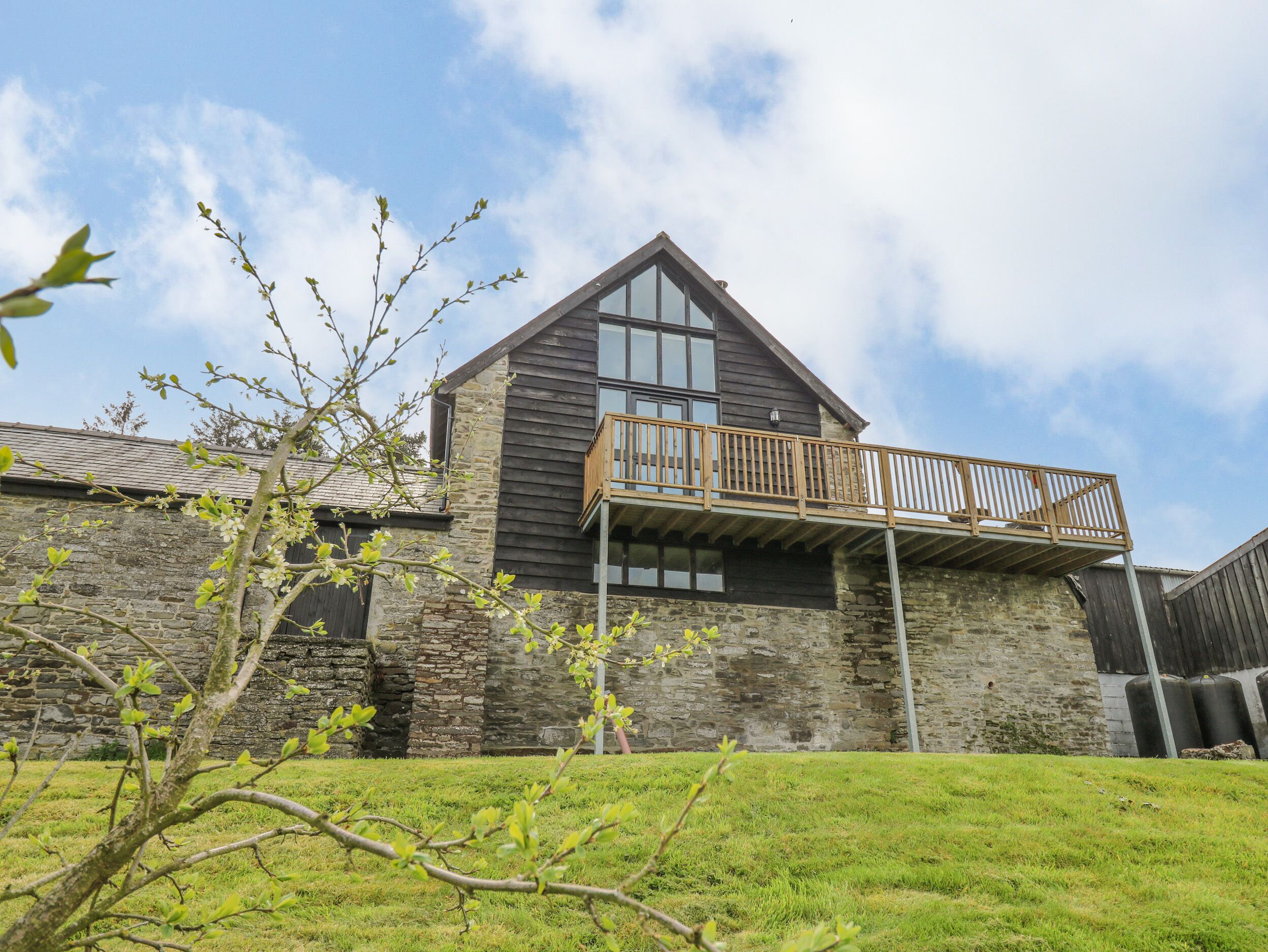 GOBLAEN BARN, pet friendly, character holiday cottage in Clyro