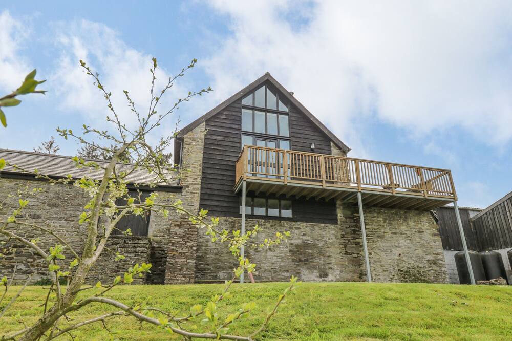 GOBLAEN BARN, pet friendly, character holiday cottage in Clyro