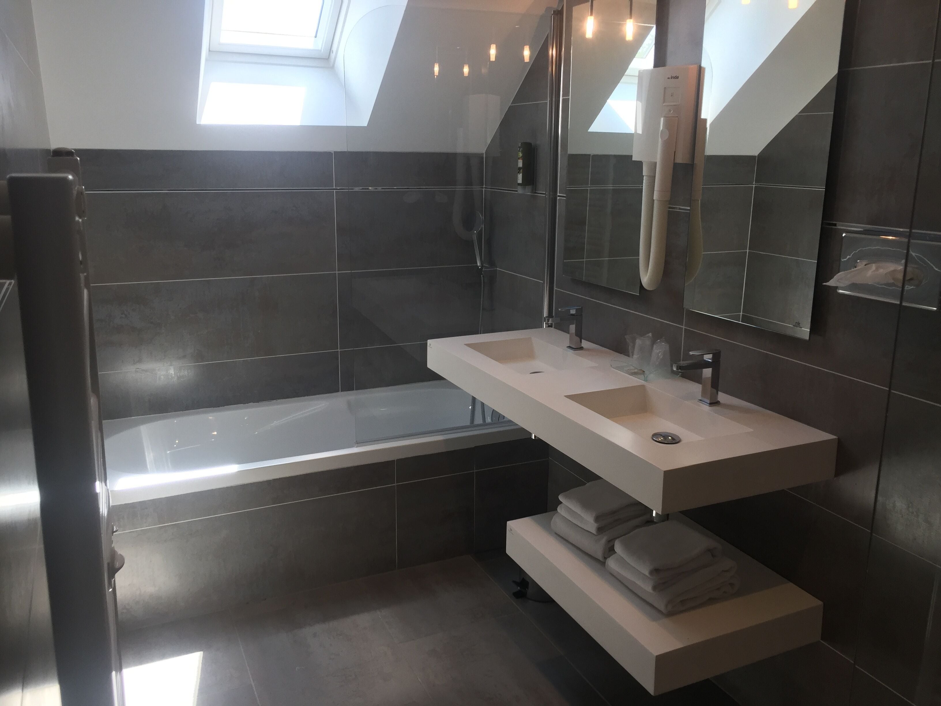 Twin Room | Bathroom