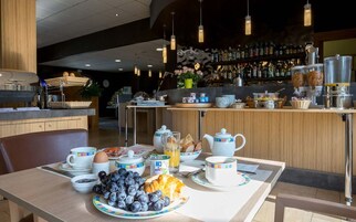 Café da manh ã com buffet todos os dias (EUR 14.5 por pessoa) 