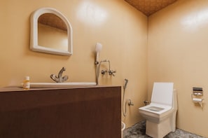 Deluxe Room | Bathroom | Hydromassage showerhead, free toiletries, slippers, towels