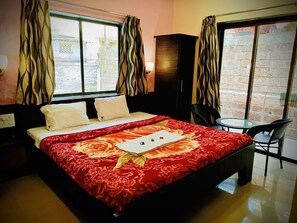 Premium bedding, pillow-top beds, desk, laptop workspace - Surabhi Hill View (Mahabaleshwar)