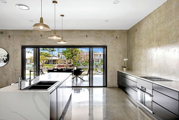 Astianpesukone, syöttötuoli