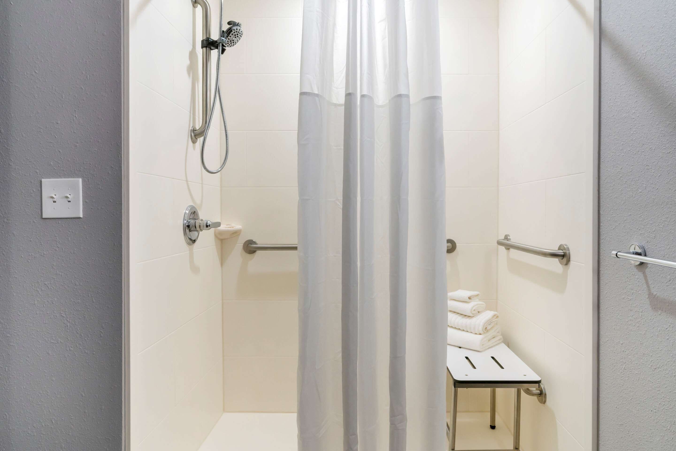 standard room, 1 king bed, accessible, non smoking | bathroom | hair dryer, towels, soap, shampoo