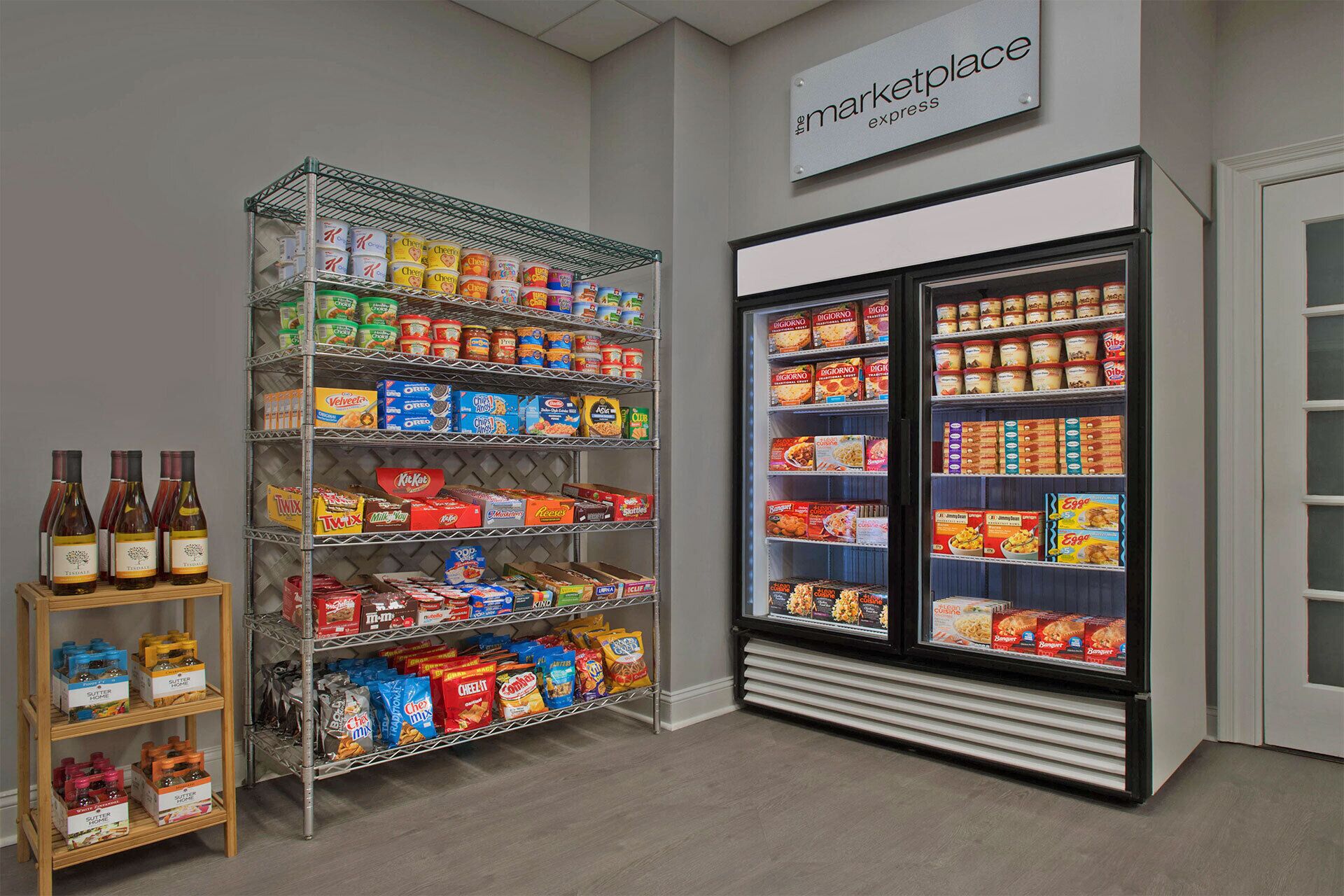 Un supermercado con estantes llenos de diferentes productos alimenticios y una sección refrigerada.