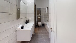 Combined shower/bathtub, hair dryer, towels, soap - ♥MAMILLA'S  PEARL♥ lovely 2 BDR w. balcony♥Parking (ירושלים)