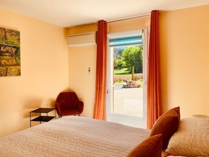 1 chambre, bureau, fer et planche Ă repasser, lit parapluie