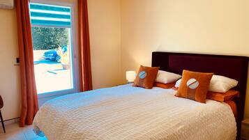 1 dormitorio, escritorio, tabla de planchar con plancha y cuna de viaje