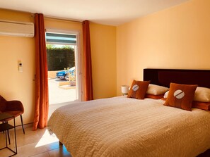 1 soverom, skrivebord, strykejern/-brett og reiseseng for barn